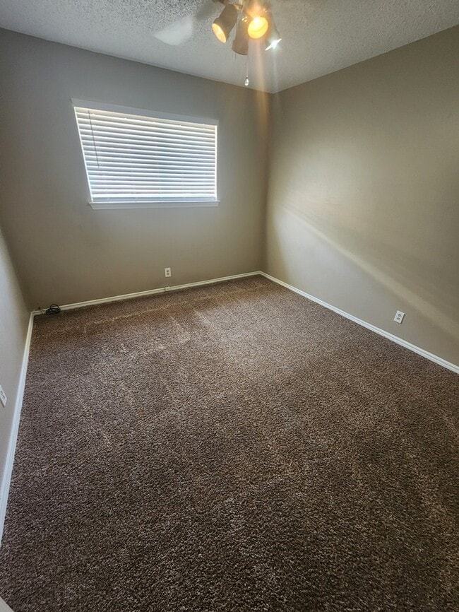 Building Photo - 3 bed 2 bath home, 2 car garage, 2 living areas!