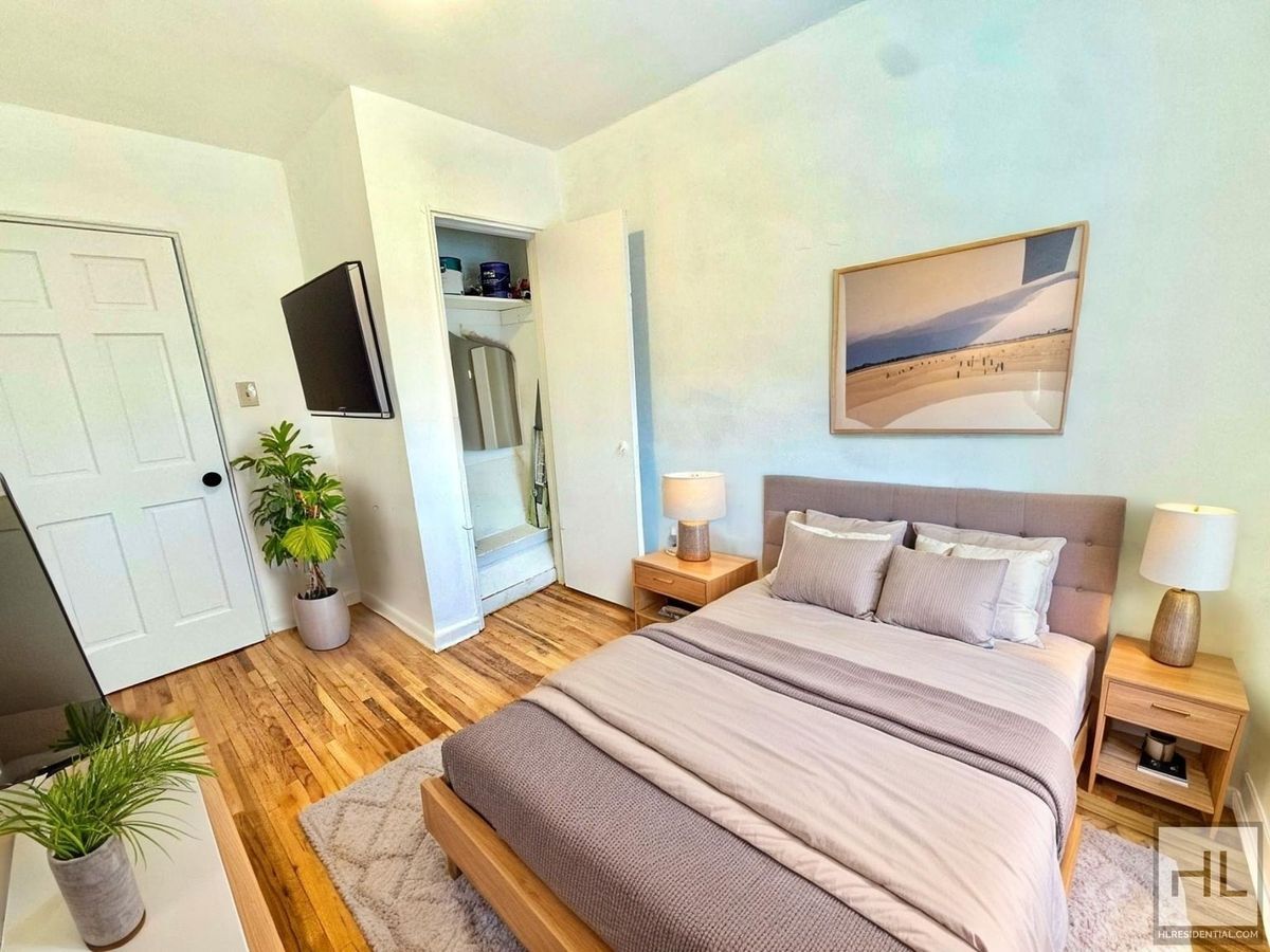 Building Photo - 28 AVENUE