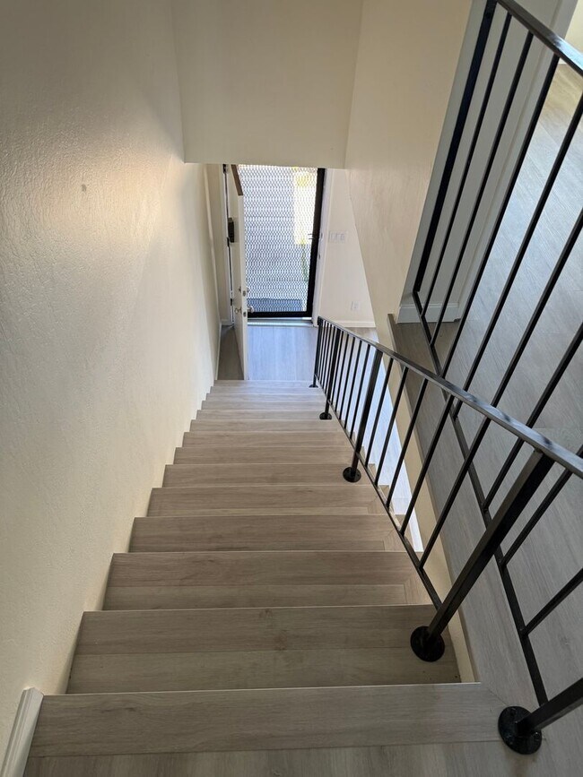 Building Photo - $3,150 / 2 BR - Updated Townhome in Prime Union City!