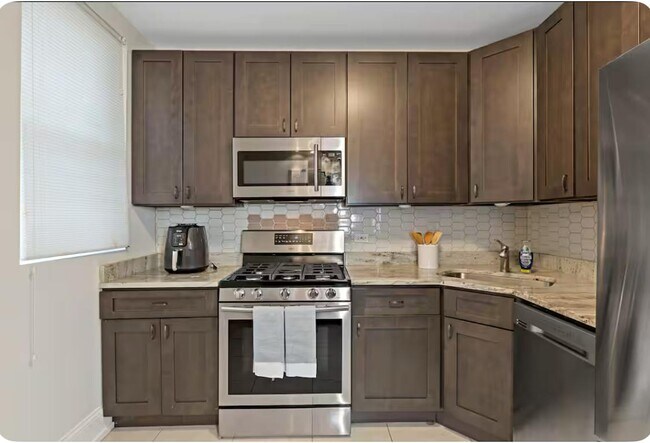 Building Photo - 5536 S King Dr