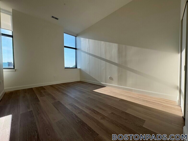 Building Photo - 1079 Commonwealth Ave