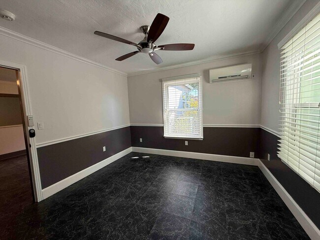 Building Photo - Charming Land Park 2 Bedroom