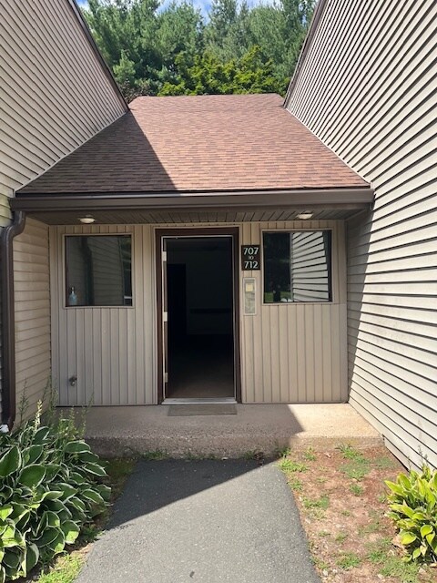 Building Photo - 707 Twin Circle Dr