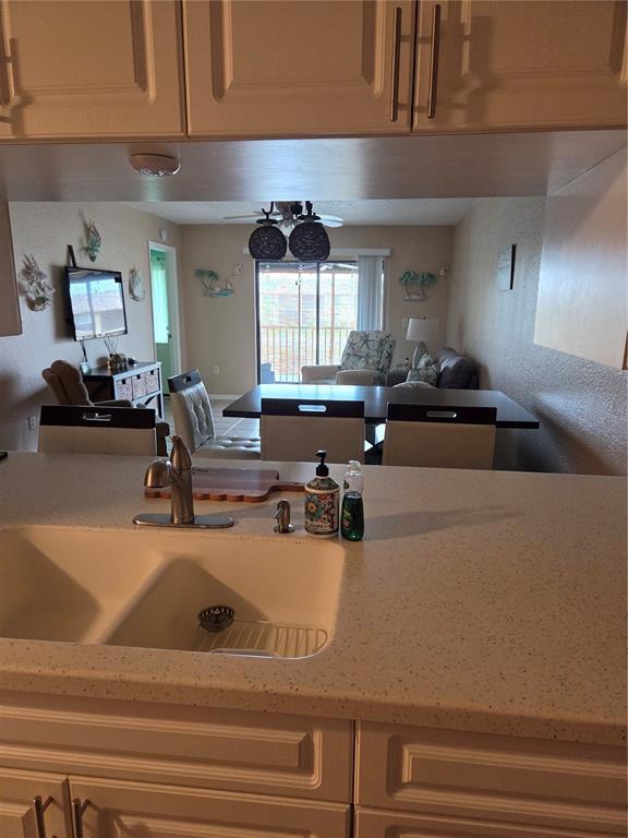 Building Photo - 4016 Oakview Dr