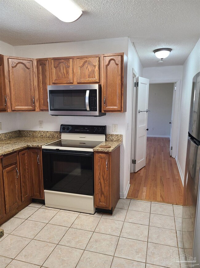 Building Photo - 415 Gibbs Rd