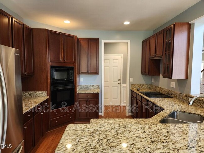 Building Photo - 608 Oxboro Cir