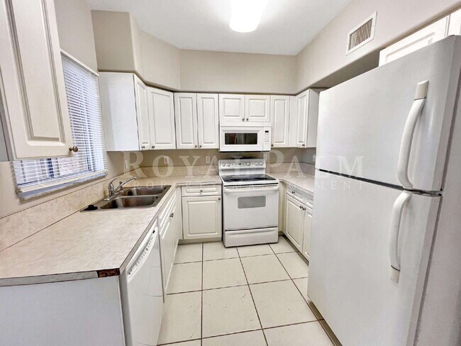 Building Photo - Your grocery bags will never complain about the commute — 2/2 on the first floor at Castilla Circ...