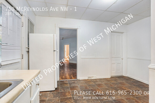 Building Photo - Available Now | Quaint 2 Bedroom, 1 Bathro...