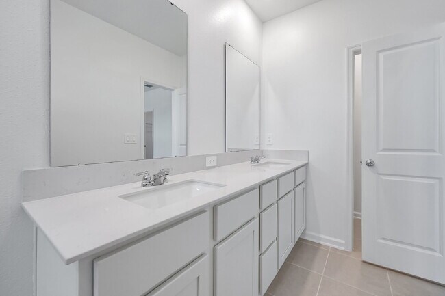 Building Photo - Beautiful New 3-Bedroom Townhome in Davenport — Includes Resort Pool, Modern Clubhouse & Family P...
