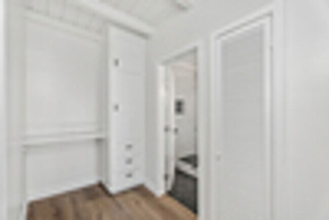 Building Photo - 303 S Ola Vista