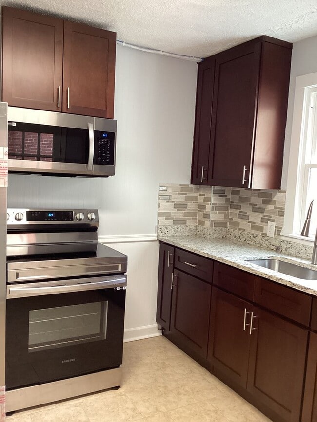 Building Photo - Beautifully Updated Half Duplex in the Boro