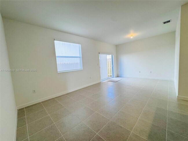 Building Photo - 2527 SE 29th St