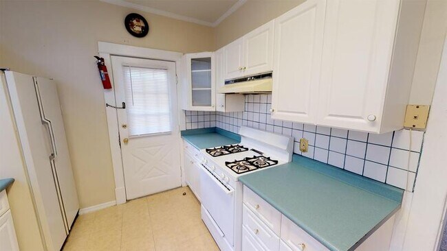 Building Photo - 822 Dewey Ave