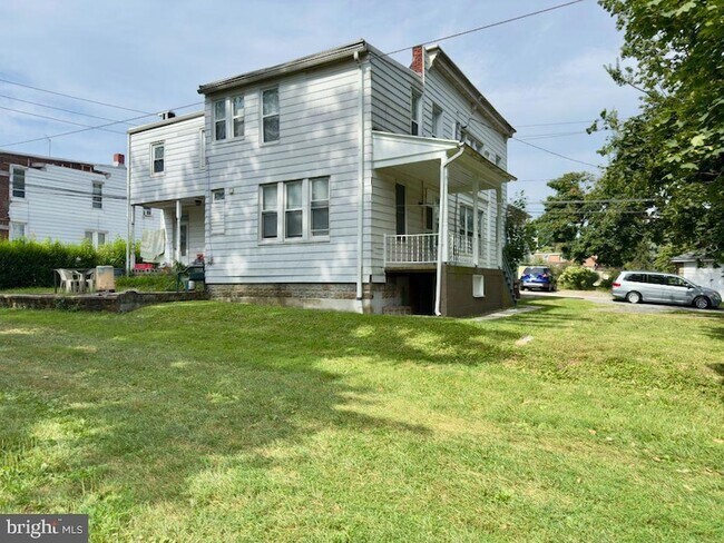 Building Photo - 122 Houston Ave
