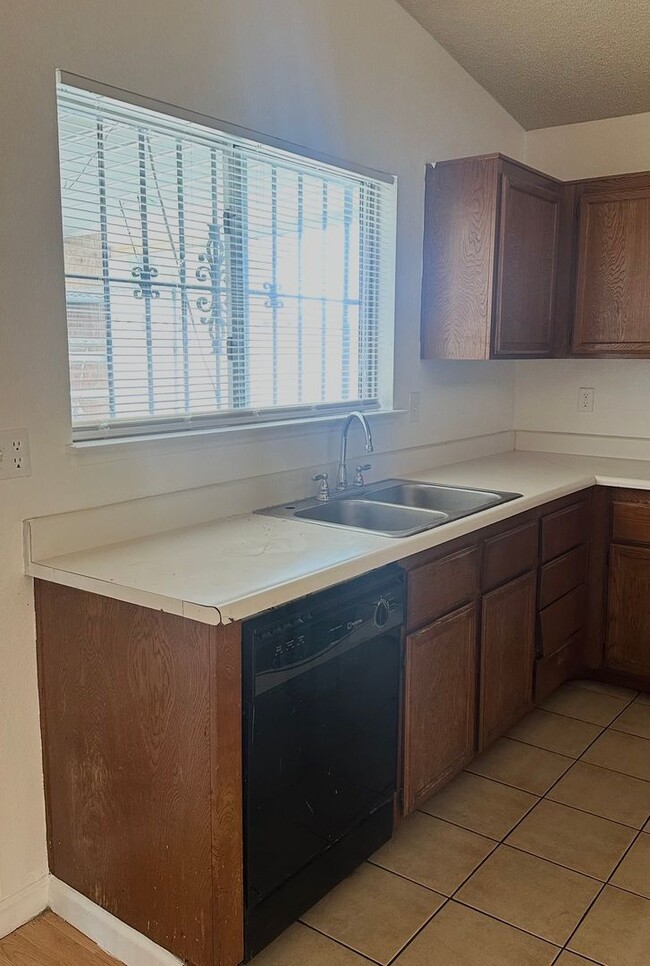 Building Photo - 2 BETHROOMS 2 BATHROOMS  2 CAR GARAGE HOUSE AVAILABLE FOR RENT