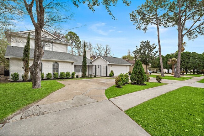 Building Photo - 7810 Antoine Dr