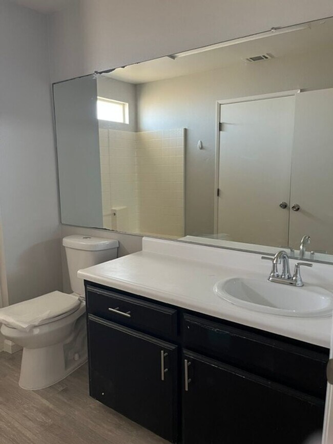 Building Photo - 3007 Brookside Dr