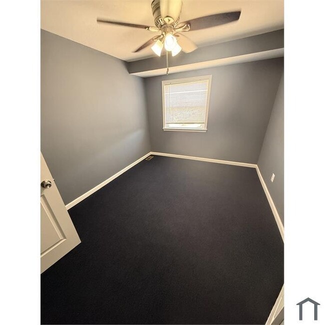 Building Photo - 3 bedroom with Parking