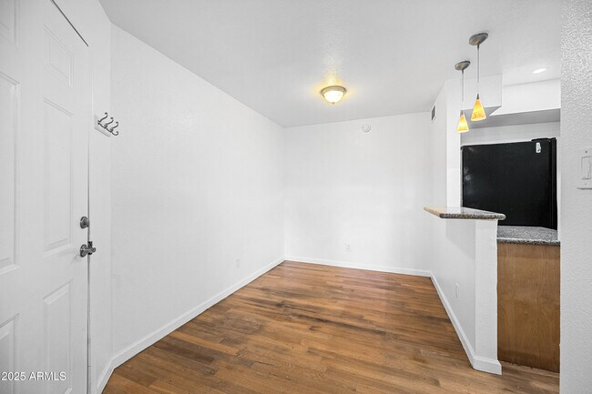 Building Photo - 4410 N Longview Ave