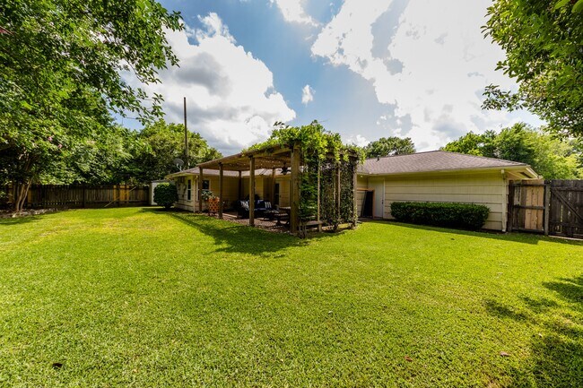 Building Photo - 8323 Lorrie Dr
