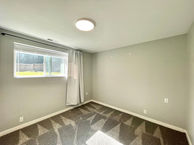 Building Photo - SIlverlake SFH with AC for rent