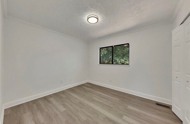 Building Photo - Renovated townhome in Great Alpharetta location