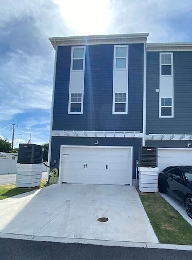 Building Photo - Spacious 3BR House 2 Blocks from the Beach