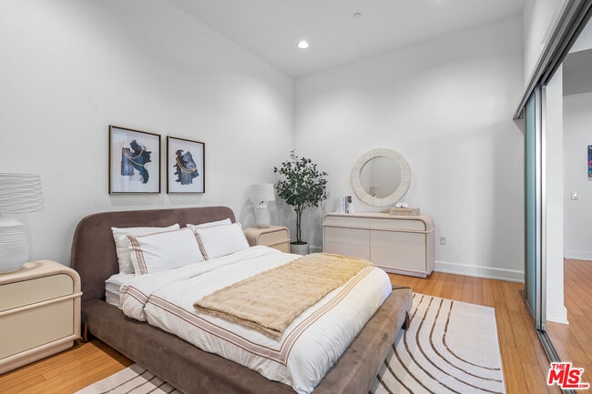 Building Photo - 3223 W 6th St