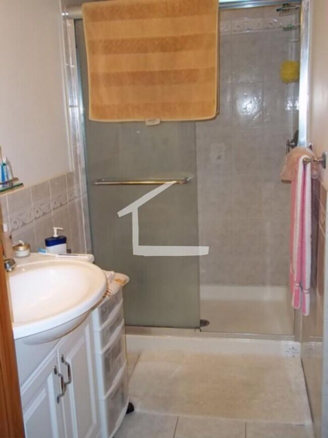 Building Photo - Single-Family House, Garage Parking, Central Heat/AC, In-Unit Washer and Dryer