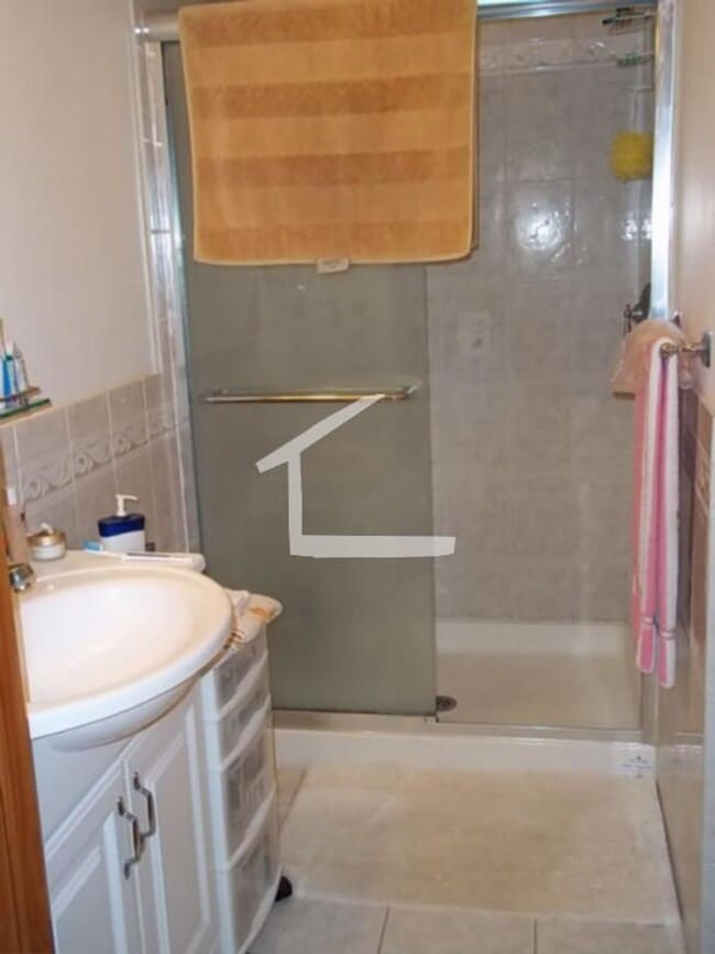 Building Photo - Single-Family House, High-End Appliances, Garage Parking, Central Heat/AC