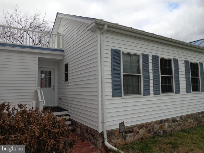 Building Photo - 5590 Old Farm Ln