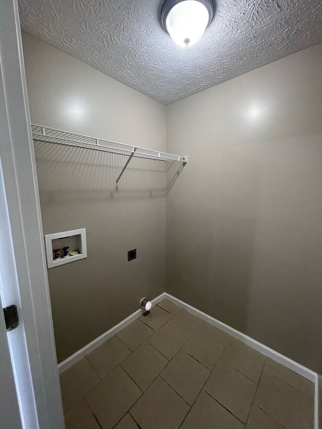 Building Photo - 3 bedroom, 2 bathroom home in the heart of...