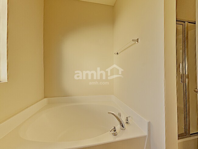 Building Photo - 4009 Fox Run N