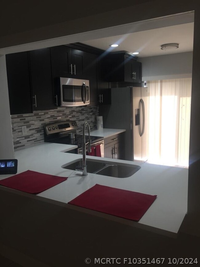 Building Photo - 3343 Carambola Cir S