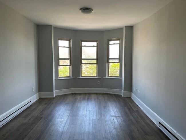 Primary Photo - Recently Renovated 1 Bedroom Apartment -- ...