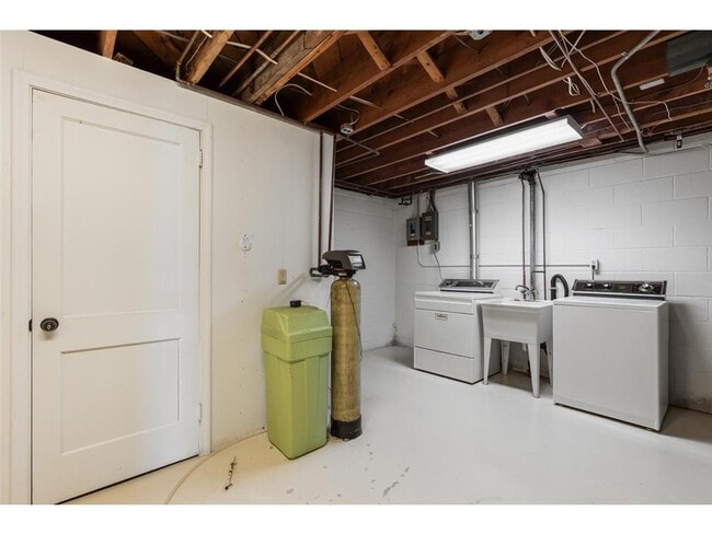 Building Photo - 6400 Greenbriar Ave