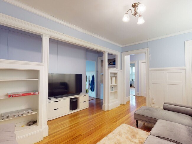 Building Photo - Fenway 3 Bed – Heat & Water Included – 1,003 Sq Ft – 9/1