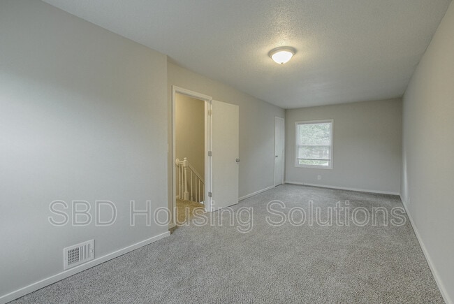 Building Photo - 10700 E 29 St S