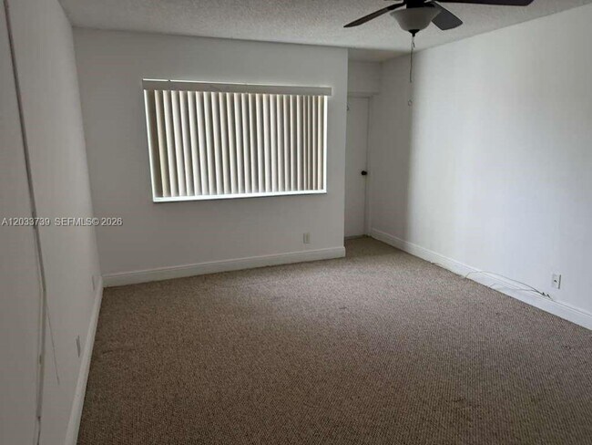 Building Photo - 140 Lakeview Dr