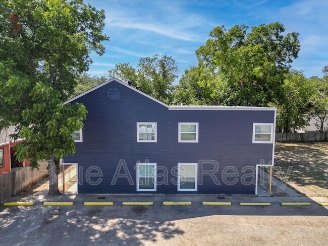 Building Photo - 805 W Chambers St