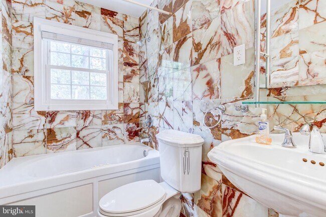 Building Photo - 3809 Great Neck Ct