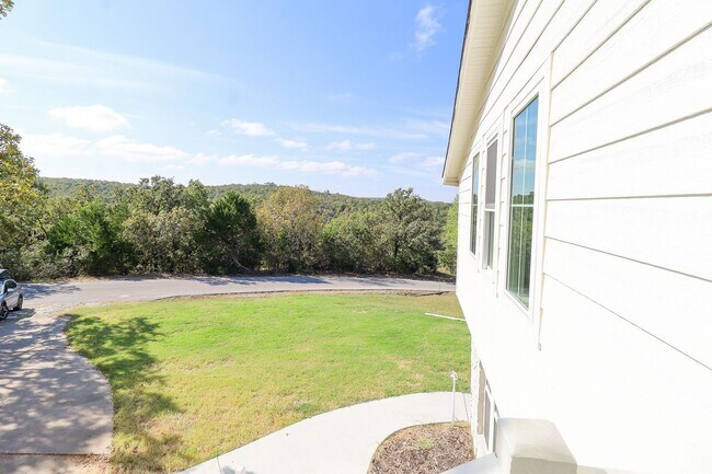 Building Photo - 4 Bed | 3 Bath on Keystone Lake!