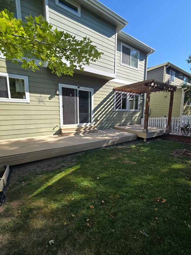 Building Photo - Amazing 3 bedrooms plus a loft, and 2.5 ba...