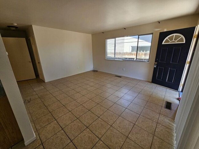 Building Photo - 2 Bedroom 1 bath 1 Car garage Duplex FOR R...