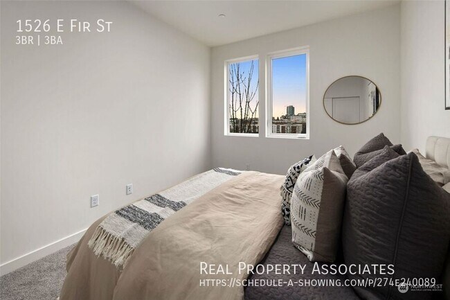 Building Photo - 1526 E Fir St