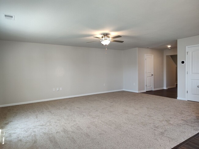 Building Photo - Beautiful, ready to move in home in Creedm...