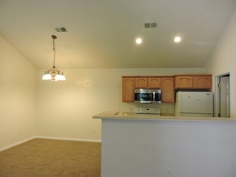 Building Photo - 668 Olde English Cir