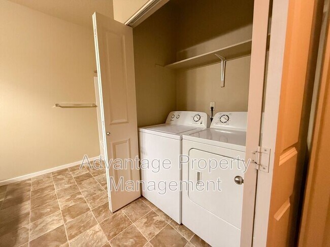 Building Photo - 537 Catron St S