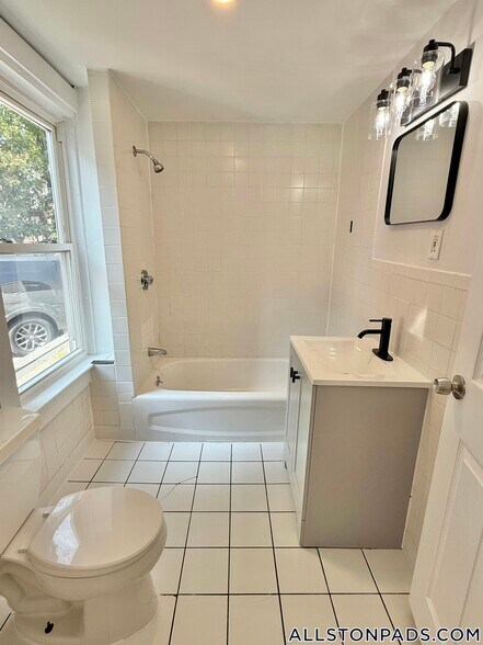 Building Photo - 8 Greylock Rd