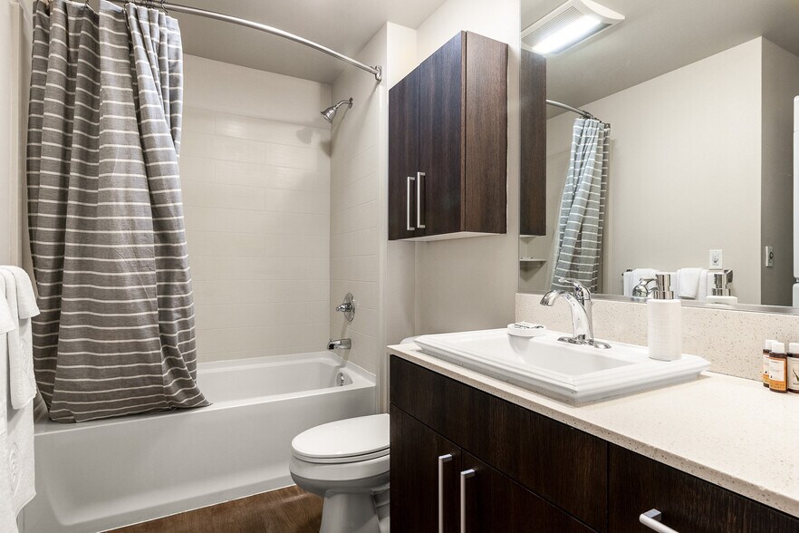 Building Photo - 215 10th Ave E